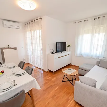 Apartman Ajduk With Parking And Terrace Apartman Zára