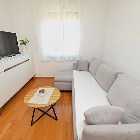Apartman Ajduk With Parking And Terrace דירה
