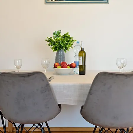 Apartman Ajduk With Parking And Terrace דירה *