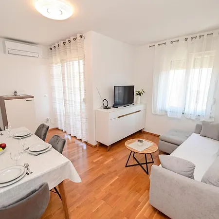 דירה Apartman Ajduk With Parking And Terrace *