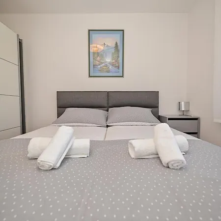 Apartman Ajduk With Parking And Terrace דירה