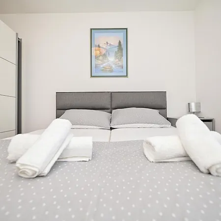 Apartman Ajduk With Parking And Terrace דירה