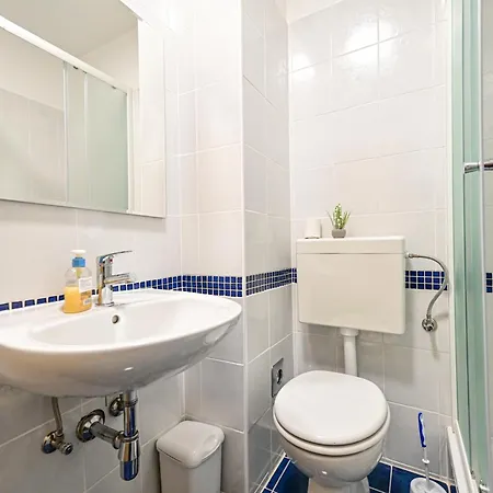 Apartman Ajduk With Parking And Terrace דירה